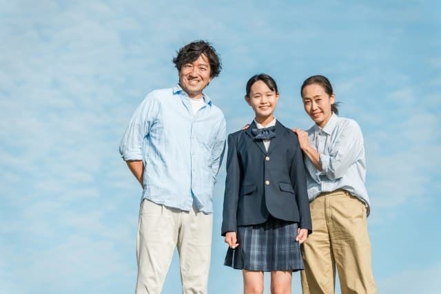 子どもの成長を穏やかに見守る家族